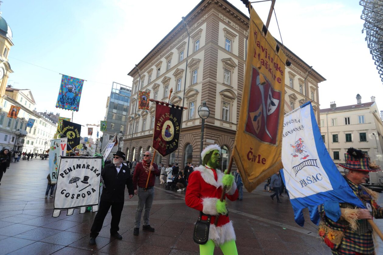 Rijeka: Parada karnevalskih zastava i predaja gradskog ključa maškarama Rijeka: Parada karnevalskih zastava i predaja gradskog ključa maškarama