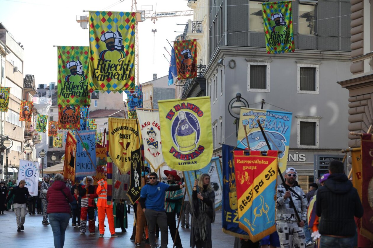 Rijeka: Parada karnevalskih zastava i predaja gradskog ključa maškarama Rijeka: Parada karnevalskih zastava i predaja gradskog ključa maškarama