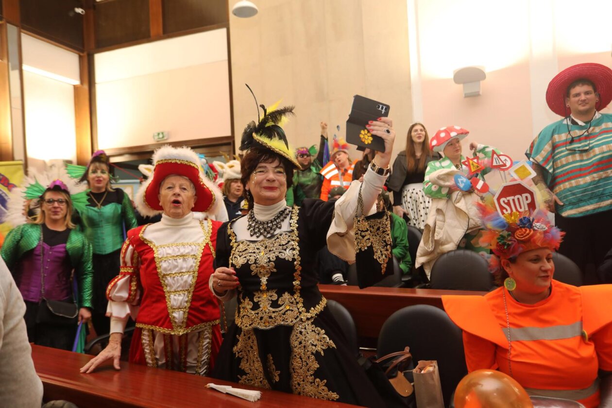 Rijeka: Parada karnevalskih zastava i predaja gradskog ključa maškarama Rijeka: Parada karnevalskih zastava i predaja gradskog ključa maškarama
