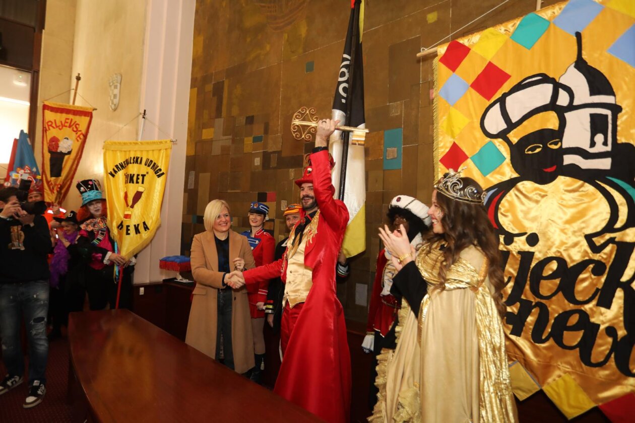 Rijeka: Parada karnevalskih zastava i predaja gradskog ključa maškarama Rijeka: Parada karnevalskih zastava i predaja gradskog ključa maškarama