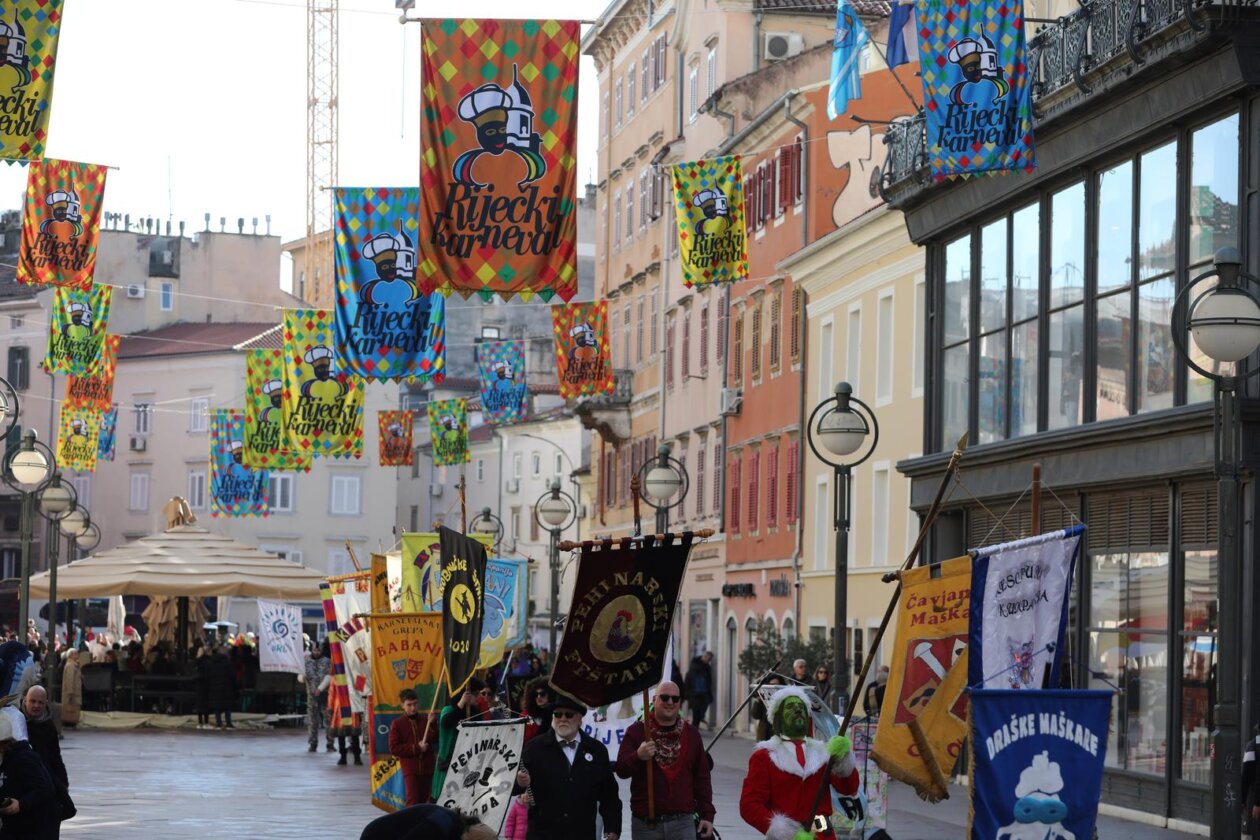 Rijeka: Parada karnevalskih zastava i predaja gradskog ključa maškarama Rijeka: Parada karnevalskih zastava i predaja gradskog ključa maškarama