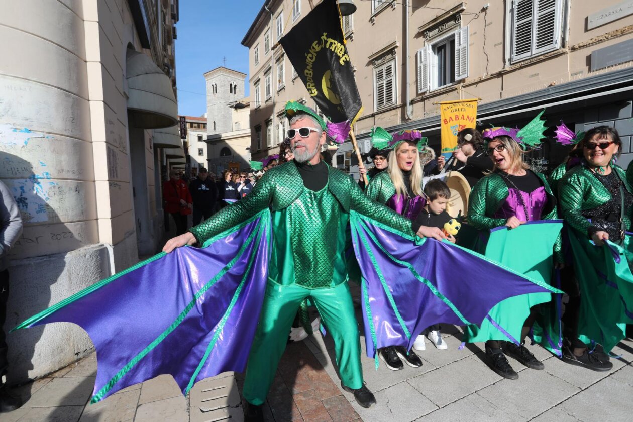 Rijeka: Parada karnevalskih zastava i predaja gradskog ključa maškarama Rijeka: Parada karnevalskih zastava i predaja gradskog ključa maškarama
