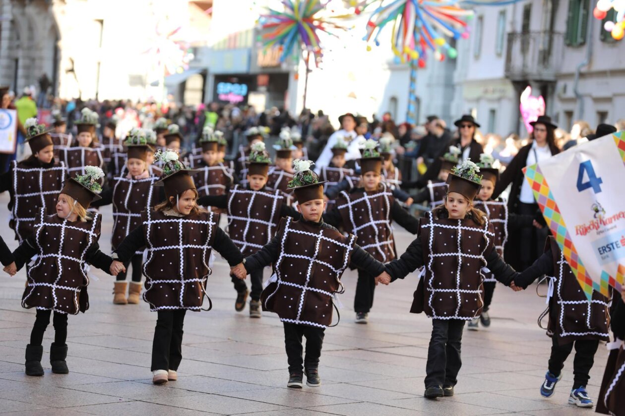 Rijeka: Tisuće maškara na Dječjem karnevalu.