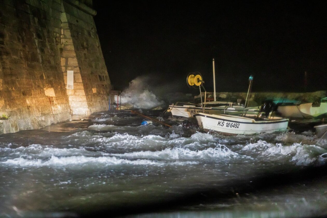 Kaštela: Ciklonalna plima poplavila rivu i okolne ulice Kaštela: Ciklonalna plima poplavila rivu i okolne ulice
