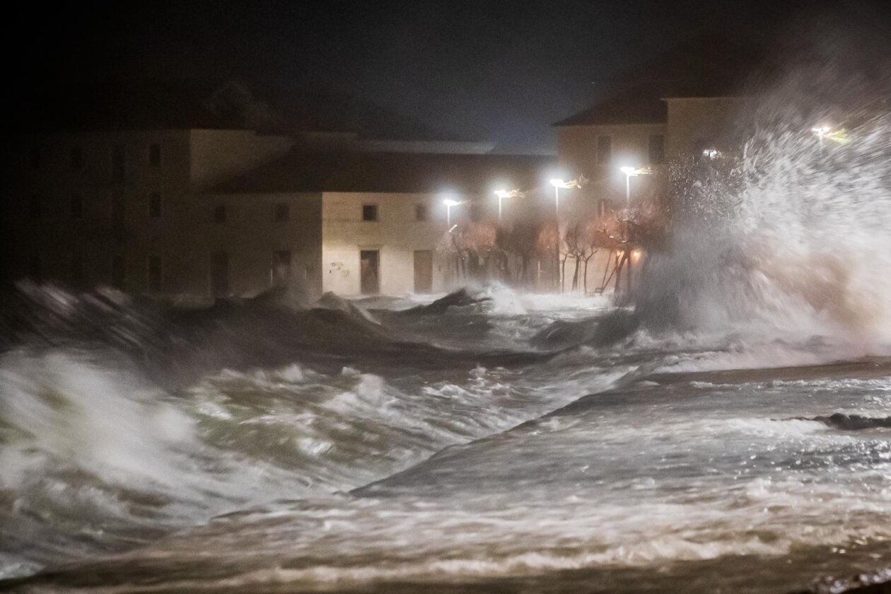 Kaštela: Ciklonalna plima poplavila rivu i okolne ulice Kaštela: Ciklonalna plima poplavila rivu i okolne ulice