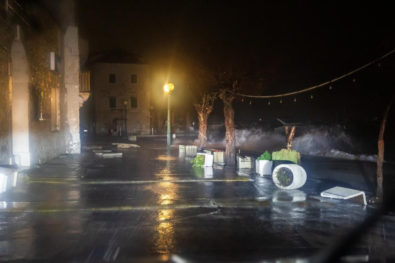 Kaštela: Ciklonalna plima poplavila rivu i okolne ulice Kaštela: Ciklonalna plima poplavila rivu i okolne ulice