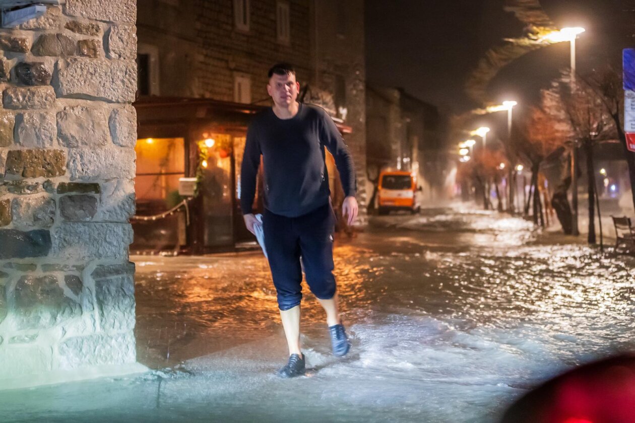 Kaštela: Ciklonalna plima poplavila rivu i okolne ulice Kaštela: Ciklonalna plima poplavila rivu i okolne ulice