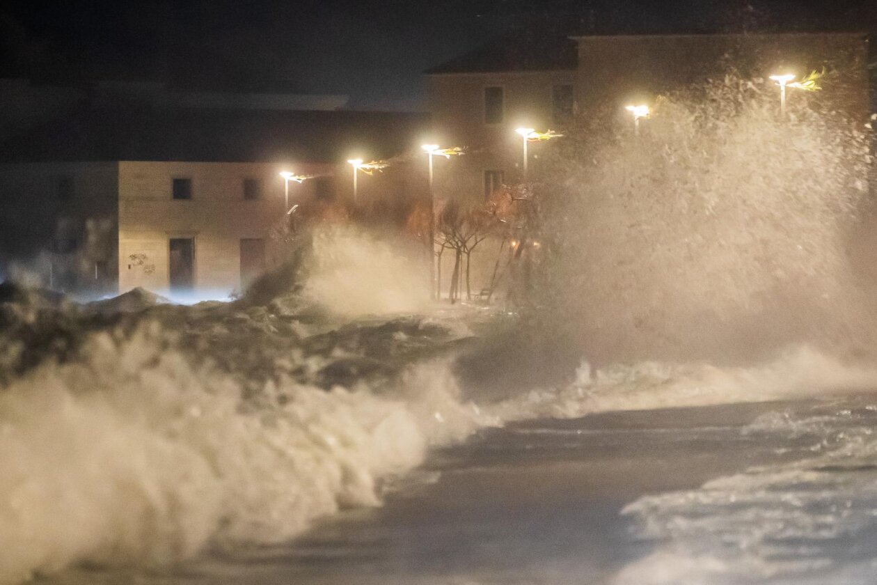 Kaštela: Ciklonalna plima poplavila rivu i okolne ulice Kaštela: Ciklonalna plima poplavila rivu i okolne ulice