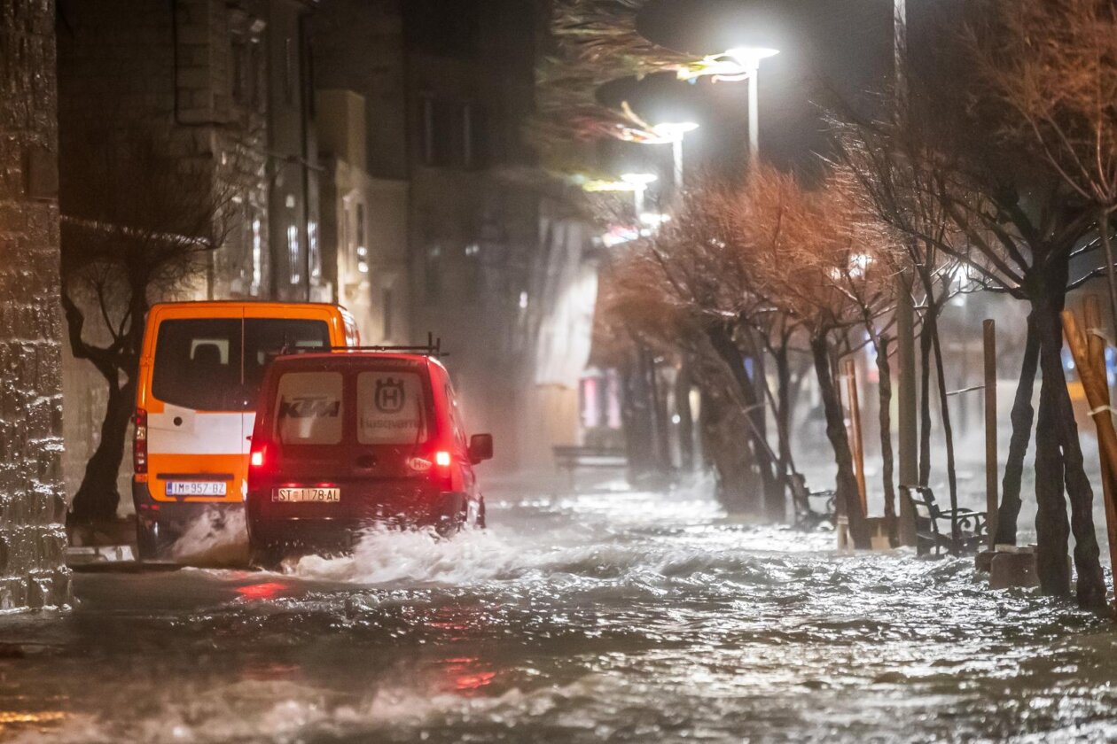 Kaštela: Ciklonalna plima poplavila rivu i okolne ulice Kaštela: Ciklonalna plima poplavila rivu i okolne ulice