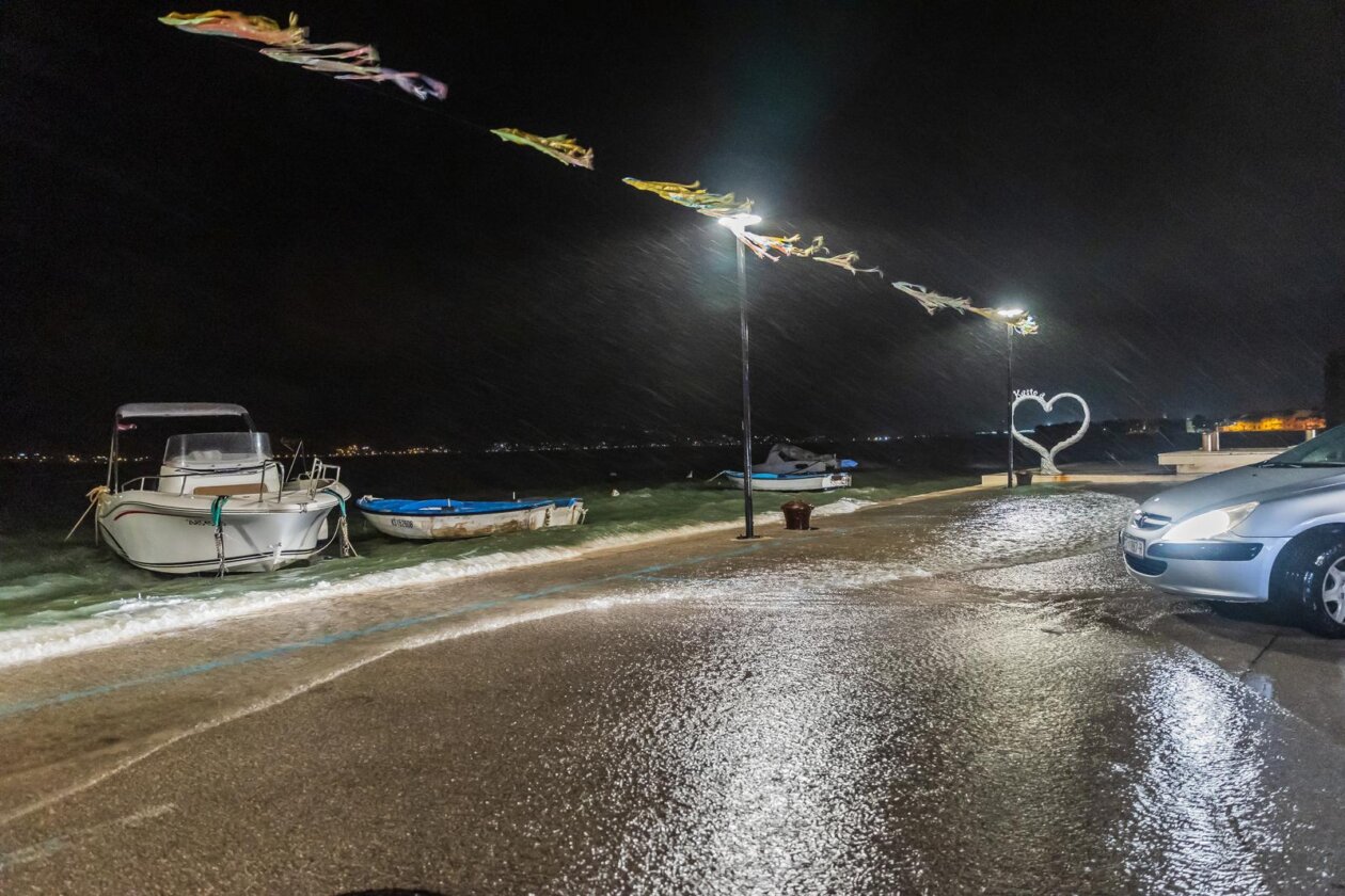 Kaštela: Ciklonalna plima poplavila rivu i okolne ulice Kaštela: Ciklonalna plima poplavila rivu i okolne ulice