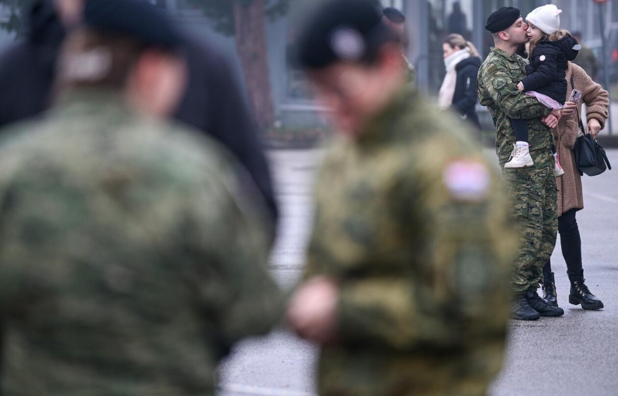 Zagreb: Svečani ispraćaj 8. hrvatskoga kontingenta u NATO-ovu aktivnost prednjih kopnenih snaga u Mađarsku Zagreb: Svečani ispraćaj 8. hrvatskoga kontingenta u NATO-ovu aktivnost prednjih kopnenih snaga u Mađarsku