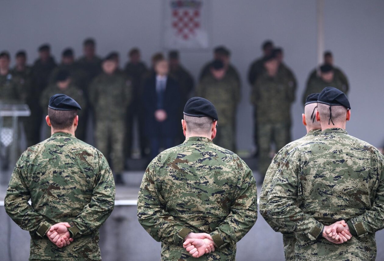 Zagreb: Svečani ispraćaj 8. hrvatskoga kontingenta u NATO-ovu aktivnost prednjih kopnenih snaga u Mađarsku Zagreb: Svečani ispraćaj 8. hrvatskoga kontingenta u NATO-ovu aktivnost prednjih kopnenih snaga u Mađarsku