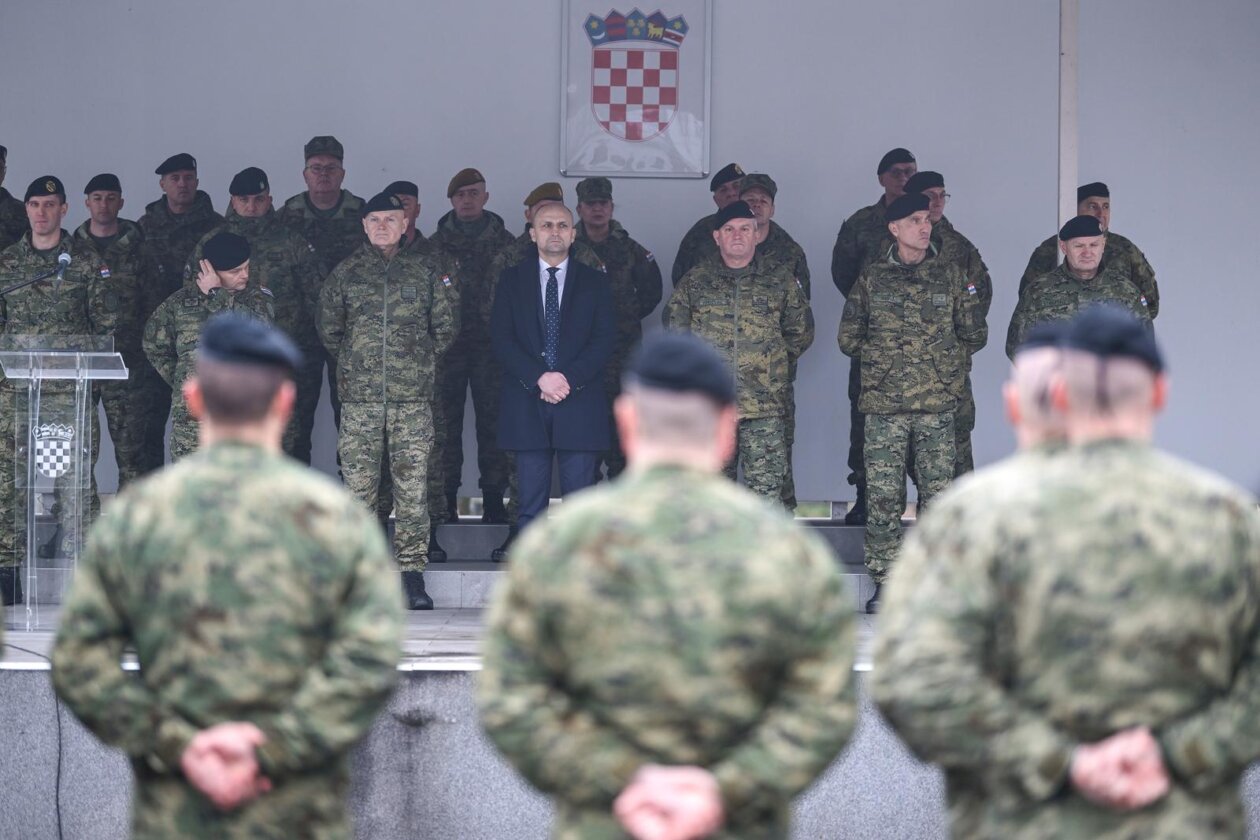 Zagreb: Svečani ispraćaj 8. hrvatskoga kontingenta u NATO-ovu aktivnost prednjih kopnenih snaga u Mađarsku Zagreb: Svečani ispraćaj 8. hrvatskoga kontingenta u NATO-ovu aktivnost prednjih kopnenih snaga u Mađarsku
