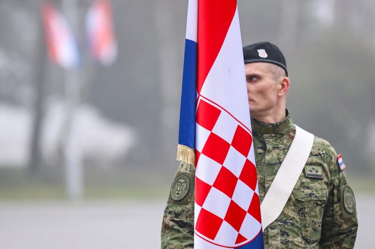 Zagreb: Svečani ispraćaj 8. hrvatskoga kontingenta u NATO-ovu aktivnost prednjih kopnenih snaga u Mađarsku Zagreb: Svečani ispraćaj 8. hrvatskoga kontingenta u NATO-ovu aktivnost prednjih kopnenih snaga u Mađarsku