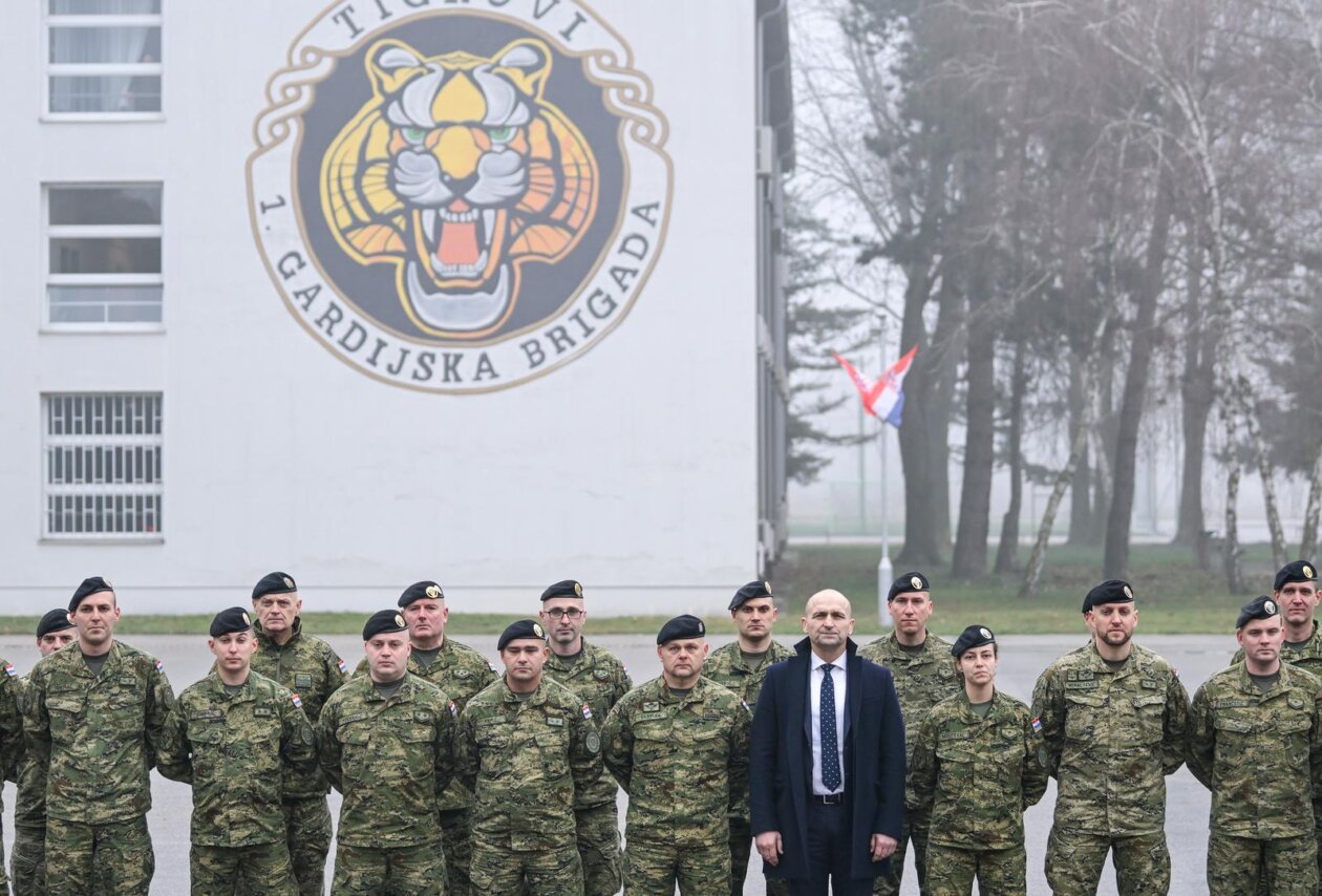 Zagreb: Svečani ispraćaj 8. hrvatskoga kontingenta u NATO-ovu aktivnost prednjih kopnenih snaga u Mađarsku Zagreb: Svečani ispraćaj 8. hrvatskoga kontingenta u NATO-ovu aktivnost prednjih kopnenih snaga u Mađarsku