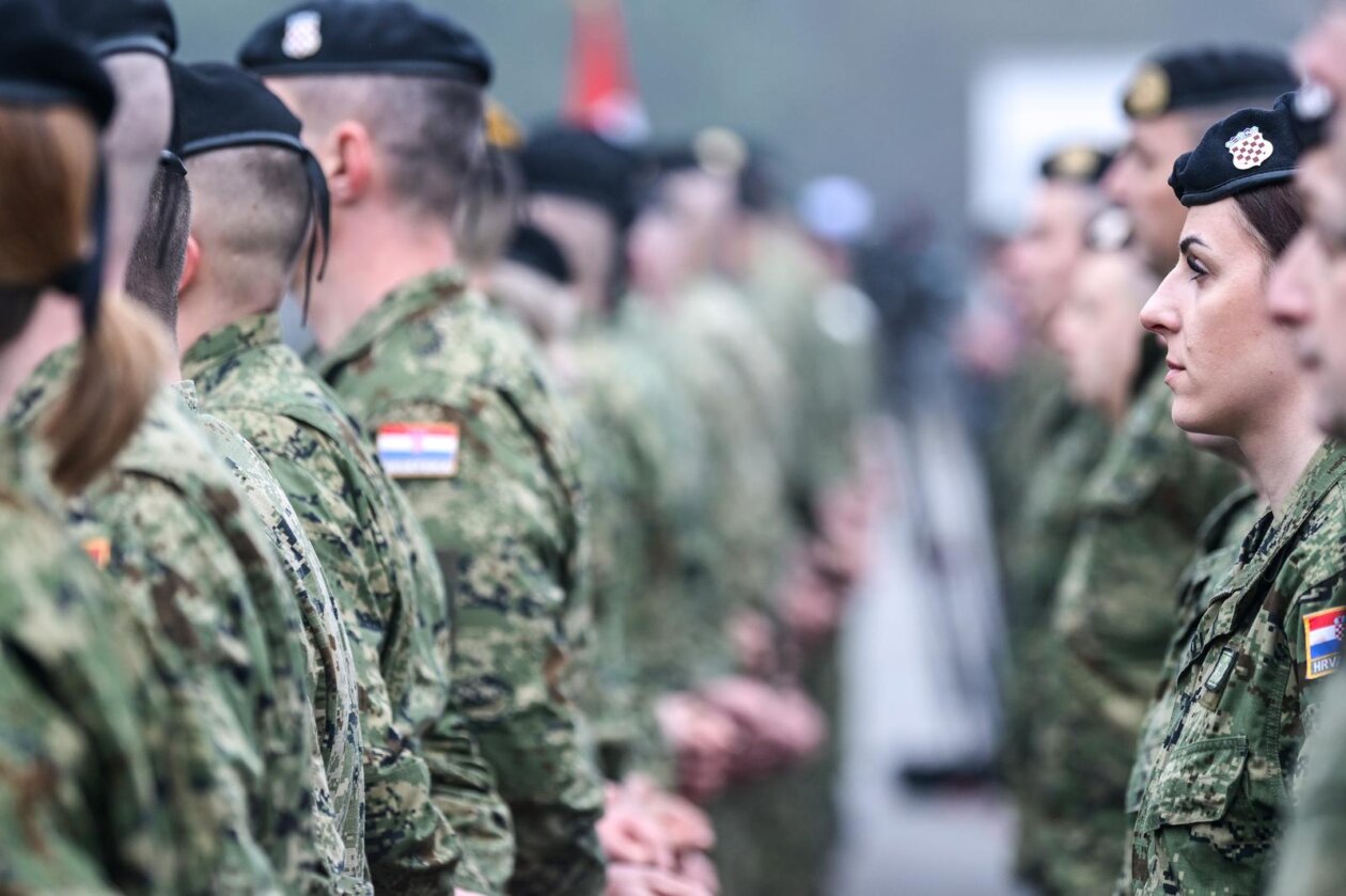 Zagreb: Svečani ispraćaj 8. hrvatskoga kontingenta u NATO-ovu aktivnost prednjih kopnenih snaga u Mađarsku Zagreb: Svečani ispraćaj 8. hrvatskoga kontingenta u NATO-ovu aktivnost prednjih kopnenih snaga u Mađarsku