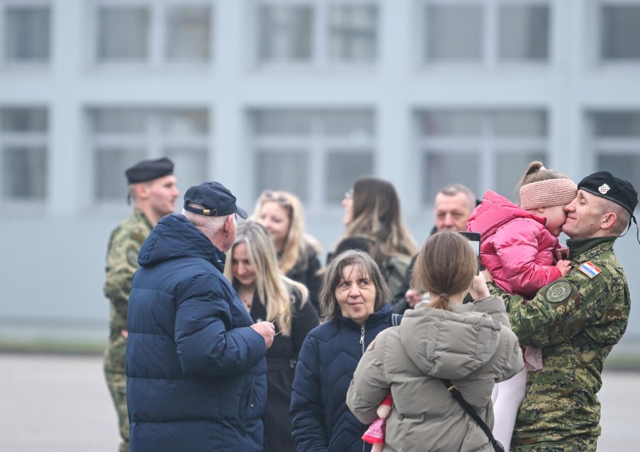 Zagreb: Svečani ispraćaj 8. hrvatskoga kontingenta u NATO-ovu aktivnost prednjih kopnenih snaga u Mađarsku Zagreb: Svečani ispraćaj 8. hrvatskoga kontingenta u NATO-ovu aktivnost prednjih kopnenih snaga u Mađarsku