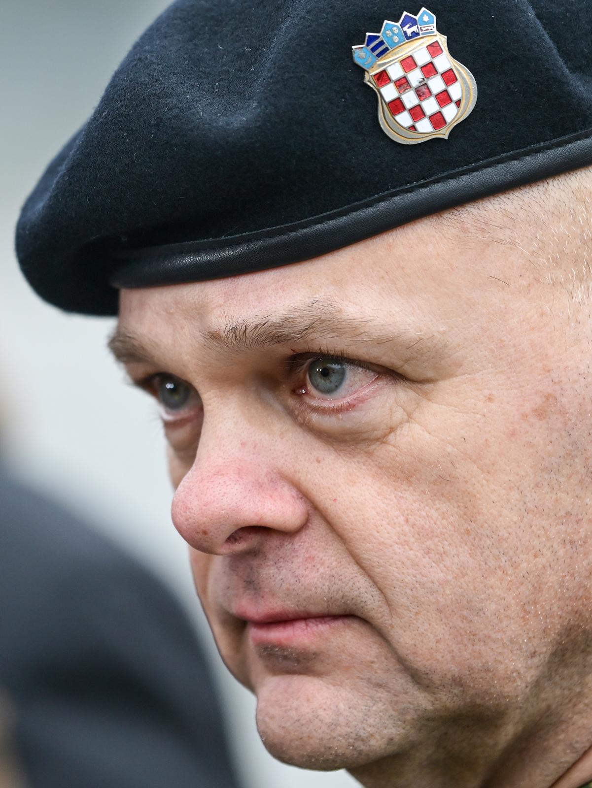 Zagreb: Svečani ispraćaj 8. hrvatskoga kontingenta u NATO-ovu aktivnost prednjih kopnenih snaga u Mađarsku Zagreb: Svečani ispraćaj 8. hrvatskoga kontingenta u NATO-ovu aktivnost prednjih kopnenih snaga u Mađarsku