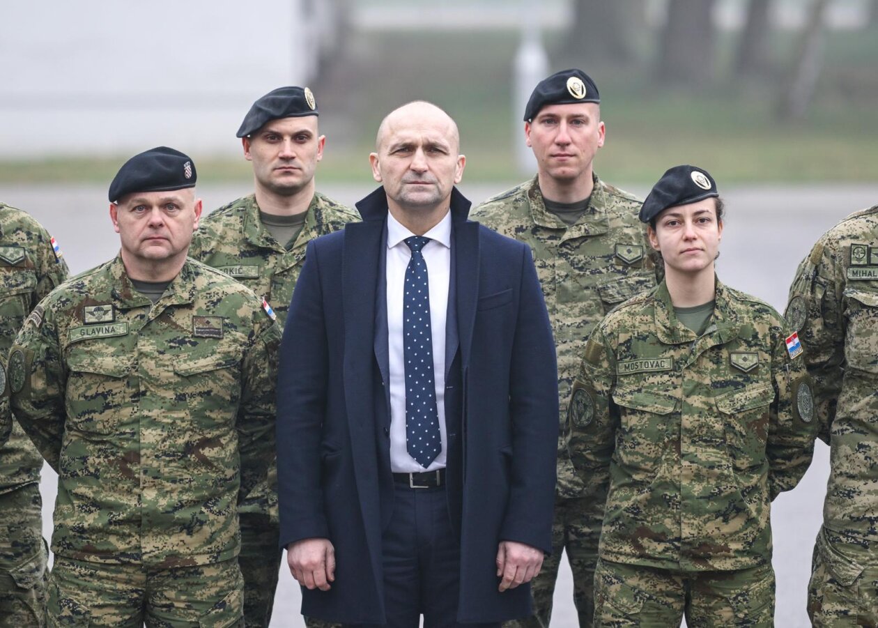 Zagreb: Svečani ispraćaj 8. hrvatskoga kontingenta u NATO-ovu aktivnost prednjih kopnenih snaga u Mađarsku Zagreb: Svečani ispraćaj 8. hrvatskoga kontingenta u NATO-ovu aktivnost prednjih kopnenih snaga u Mađarsku