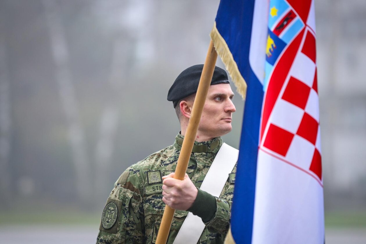 Zagreb: Svečani ispraćaj 8. hrvatskoga kontingenta u NATO-ovu aktivnost prednjih kopnenih snaga u Mađarsku Zagreb: Svečani ispraćaj 8. hrvatskoga kontingenta u NATO-ovu aktivnost prednjih kopnenih snaga u Mađarsku