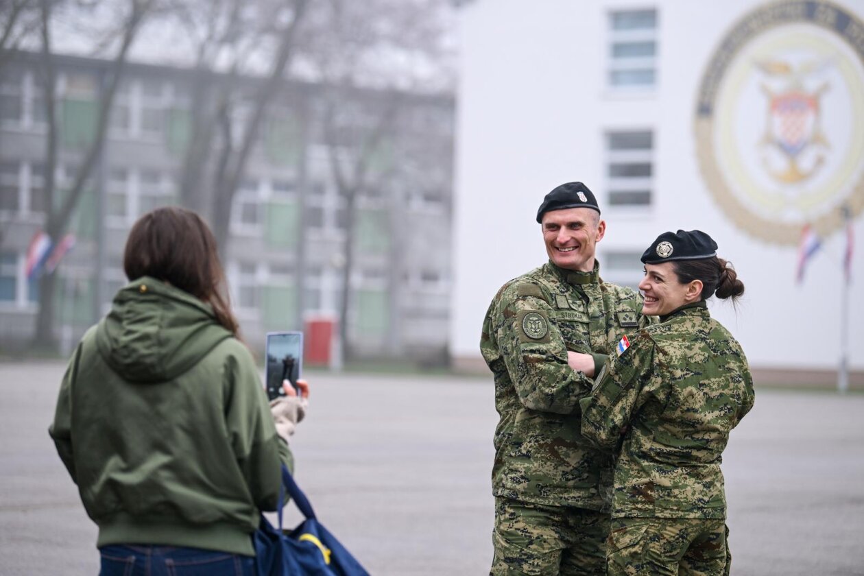 Zagreb: Svečani ispraćaj 8. hrvatskoga kontingenta u NATO-ovu aktivnost prednjih kopnenih snaga u Mađarsku Zagreb: Svečani ispraćaj 8. hrvatskoga kontingenta u NATO-ovu aktivnost prednjih kopnenih snaga u Mađarsku
