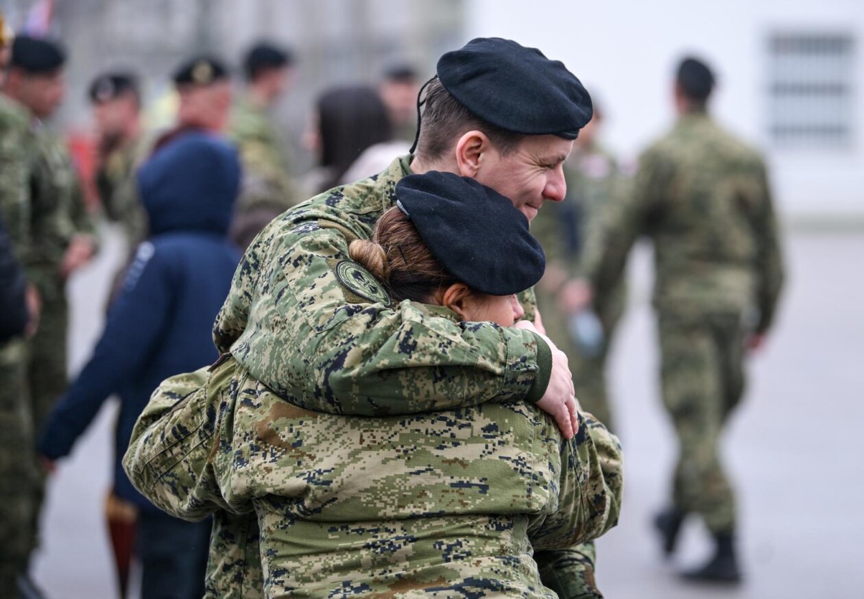 Zagreb: Svečani ispraćaj 8. hrvatskoga kontingenta u NATO-ovu aktivnost prednjih kopnenih snaga u Mađarsku Zagreb: Svečani ispraćaj 8. hrvatskoga kontingenta u NATO-ovu aktivnost prednjih kopnenih snaga u Mađarsku