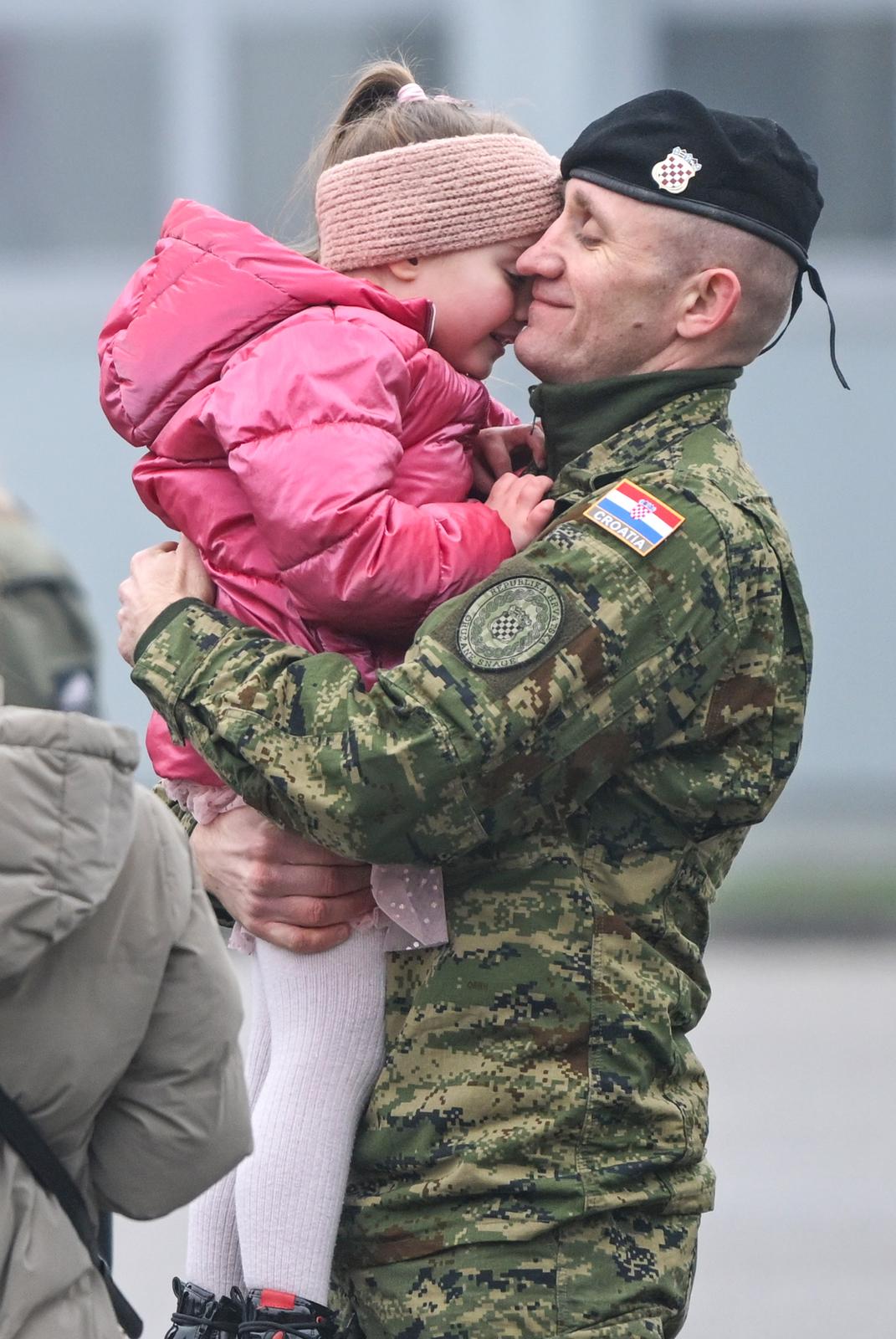 Zagreb: Svečani ispraćaj 8. hrvatskoga kontingenta u NATO-ovu aktivnost prednjih kopnenih snaga u Mađarsku Zagreb: Svečani ispraćaj 8. hrvatskoga kontingenta u NATO-ovu aktivnost prednjih kopnenih snaga u Mađarsku