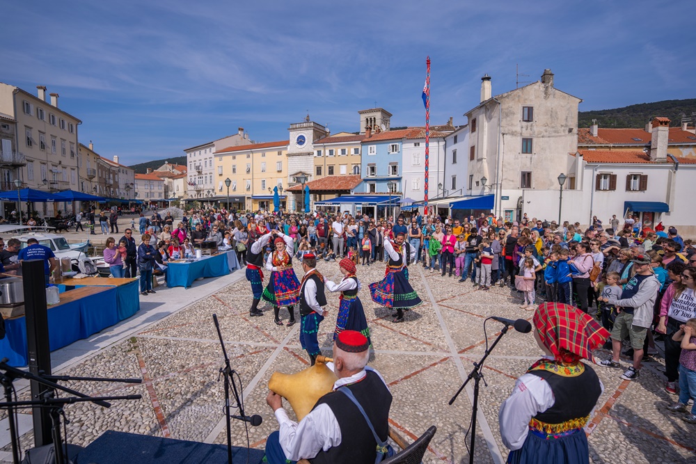 Cres_na_pijatu Cres_na_pijatu