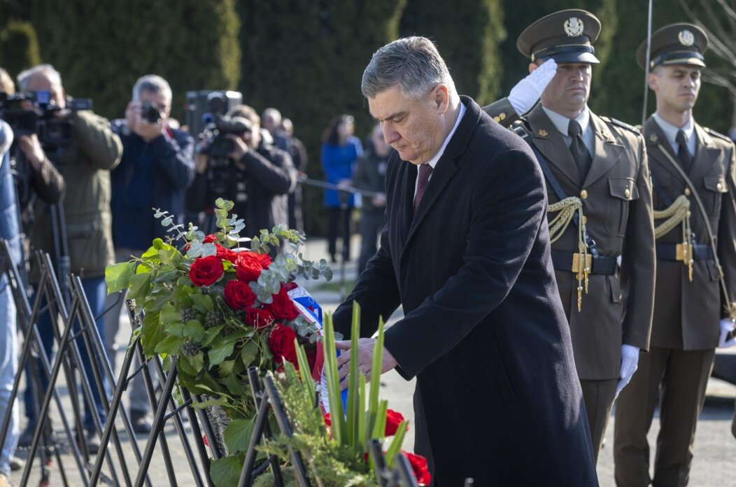 Vukovar: Zoran Milanović položio vijenac i zapalio svijeću na Memorijalnom groblju Vukovar: Zoran Milanović položio vijenac i zapalio svijeću na Memorijalnom groblju