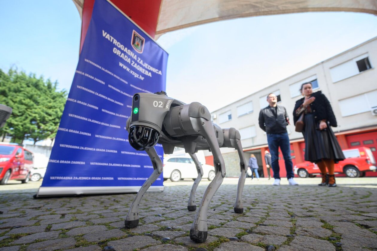 Zagreb: Demonstracija suradnje vatrogasne postrojbe i robotskog psa Unitree Go2