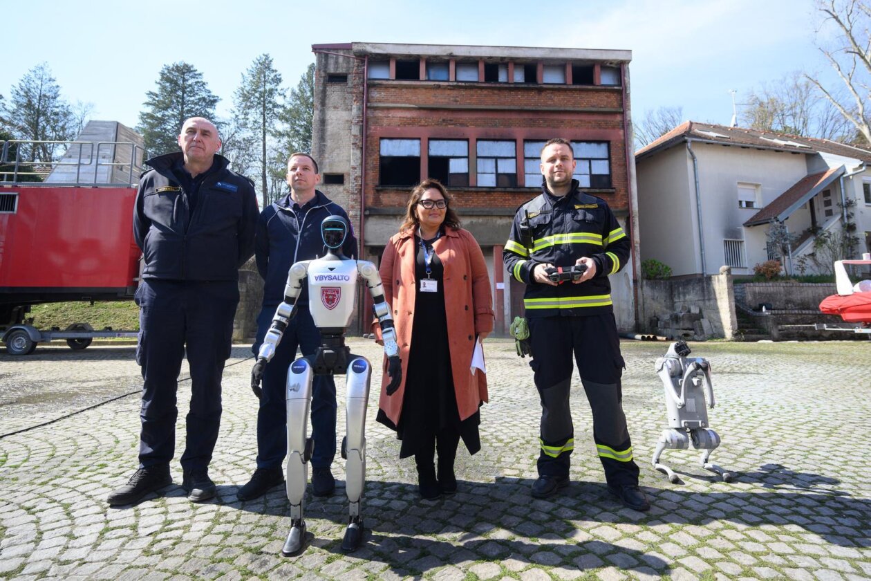 Zagreb: Demonstracija suradnje vatrogasne postrojbe i robotskog psa Unitree Go2