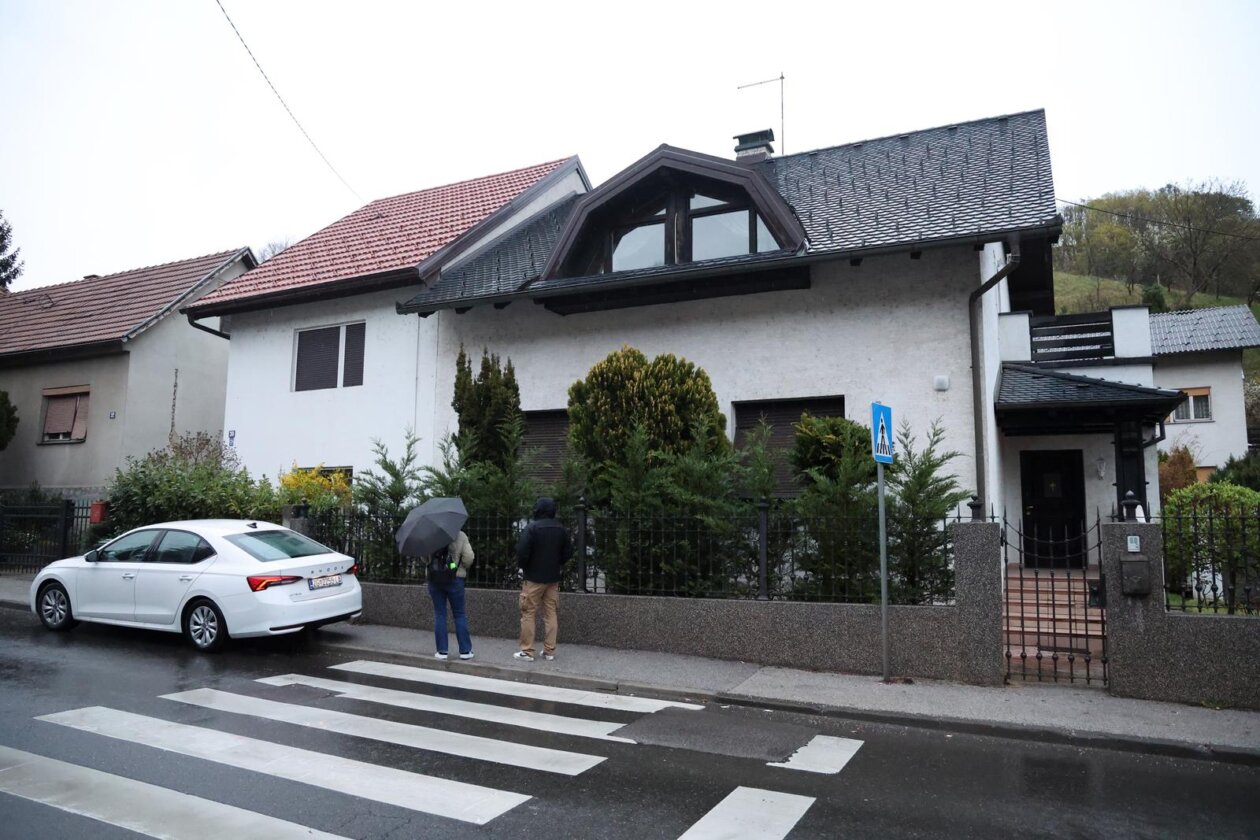 Istražitelji pred kućom Vedrana Pavleka Istražitelji pred kućom Vedrana Pavleka