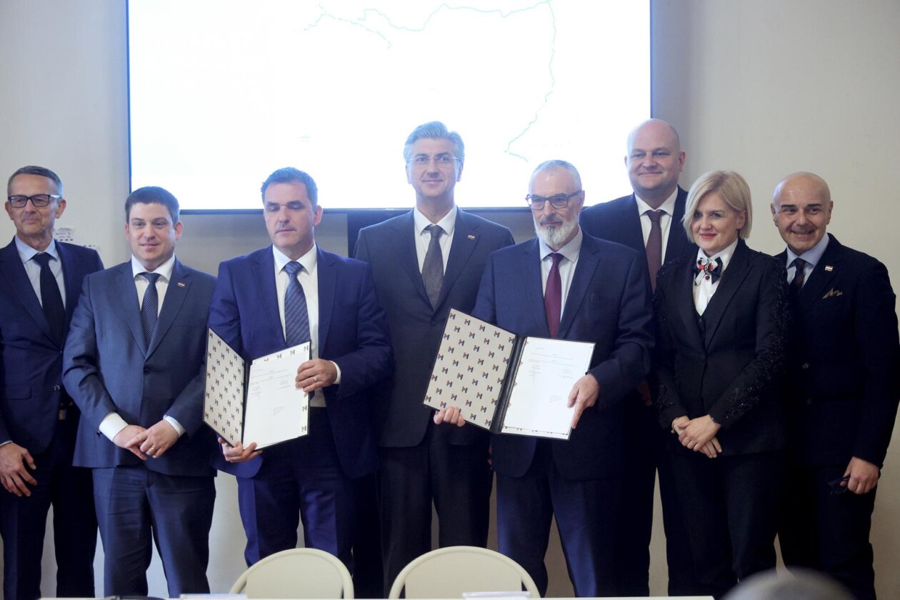 Premijer Plenković posjetio je LNG Terminal i JANAF Terminal Premijer Plenković posjetio je LNG Terminal i JANAF Terminal