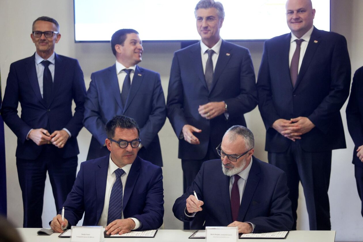 Premijer Plenković posjetio je LNG Terminal i JANAF Terminal Premijer Plenković posjetio je LNG Terminal i JANAF Terminal