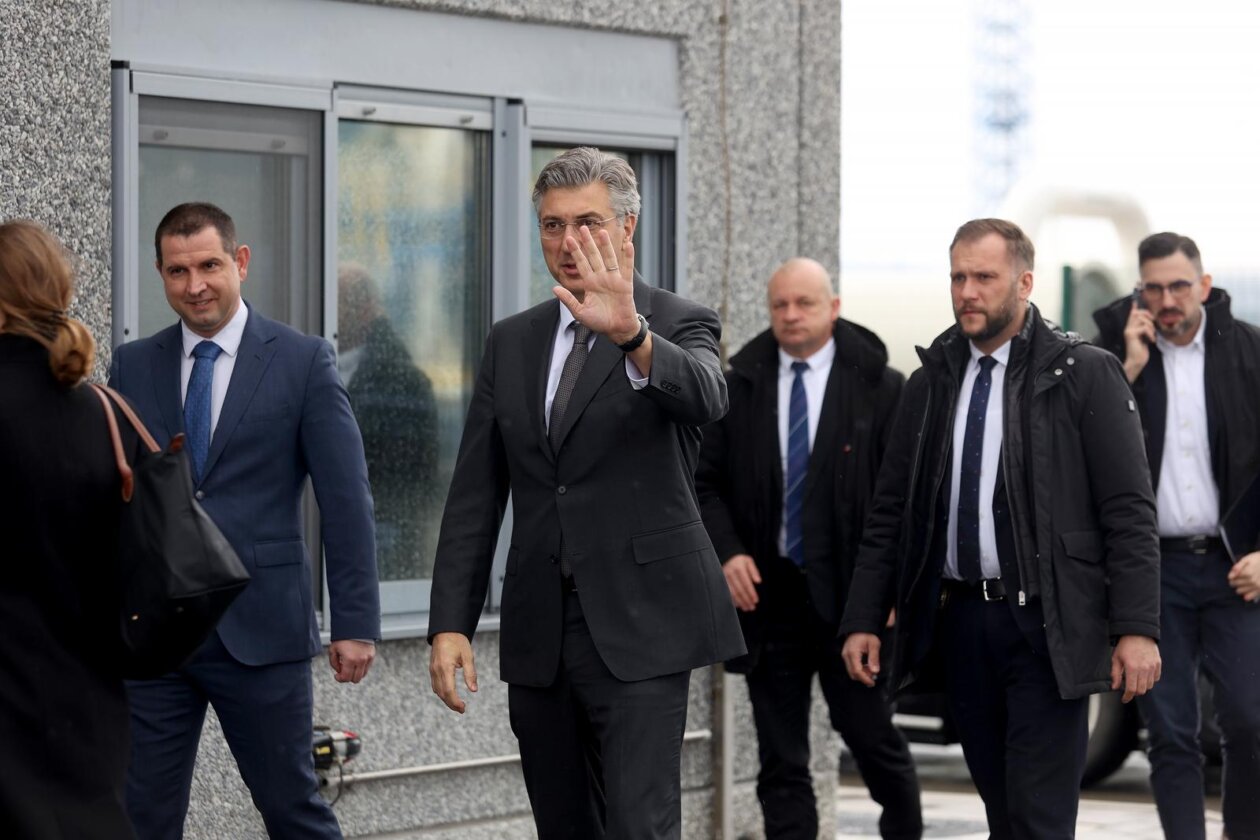 Premijer Plenković posjetio je LNG Terminal i JANAF Terminal Premijer Plenković posjetio je LNG Terminal i JANAF Terminal