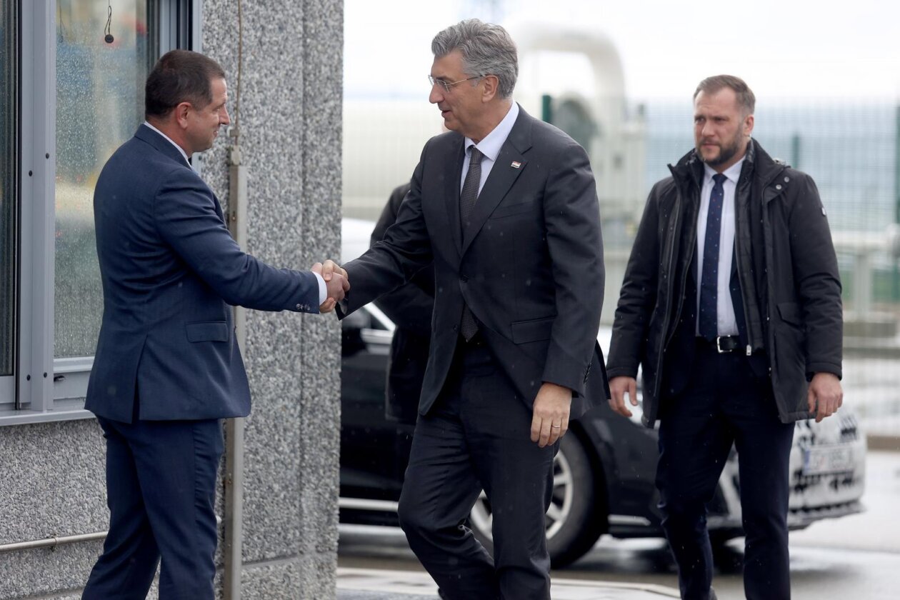 Premijer Plenković posjetio je LNG Terminal i JANAF Terminal Premijer Plenković posjetio je LNG Terminal i JANAF Terminal
