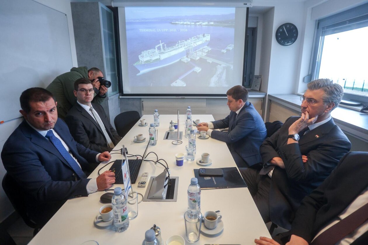 Premijer Plenković posjetio je LNG Terminal i JANAF Terminal Premijer Plenković posjetio je LNG Terminal i JANAF Terminal