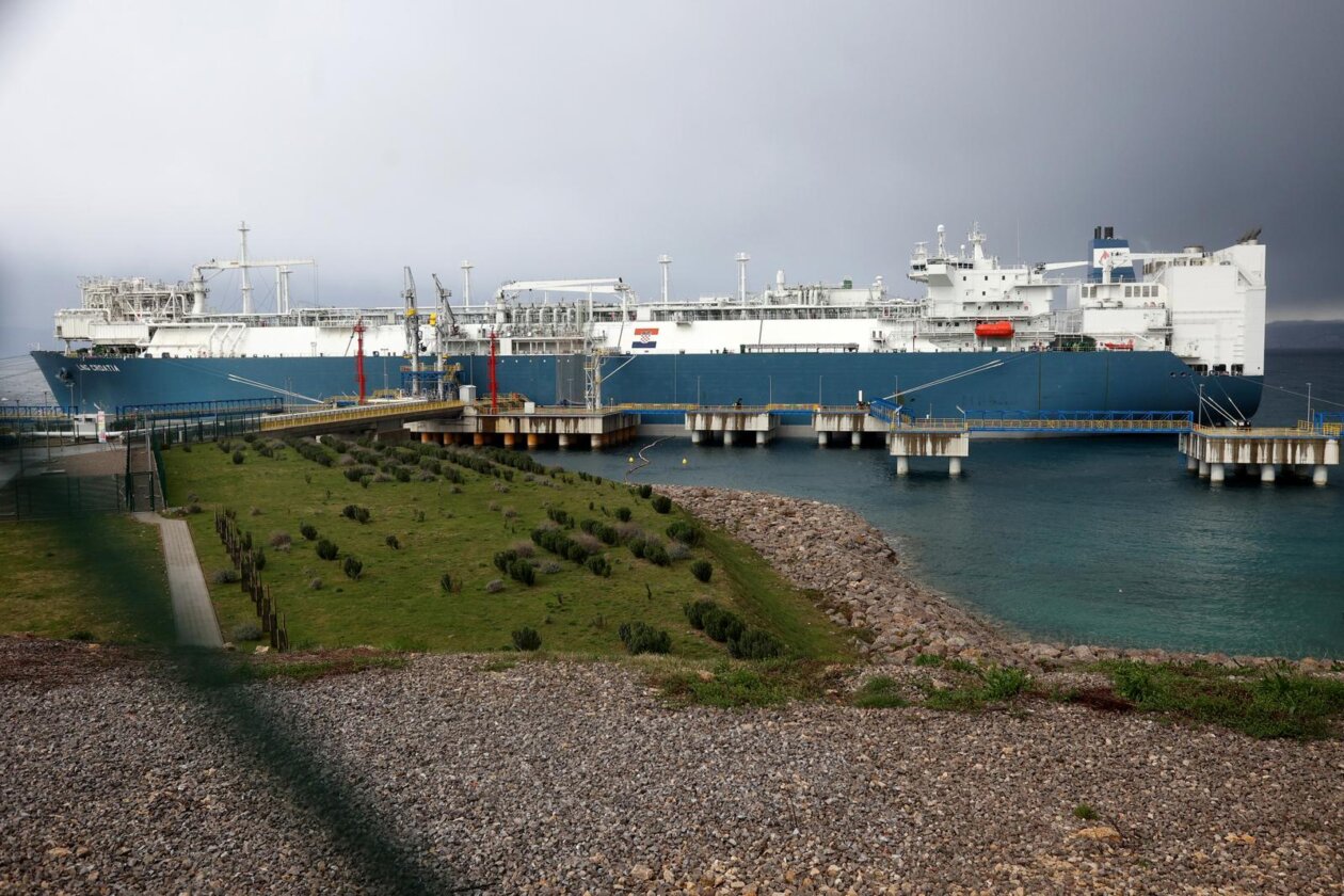 Premijer Plenković posjetio je LNG Terminal i JANAF Terminal Premijer Plenković posjetio je LNG Terminal i JANAF Terminal