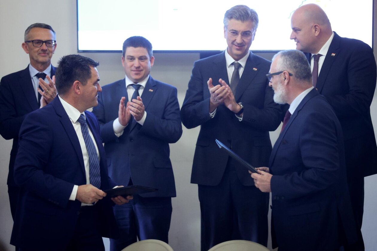 Premijer Plenković posjetio je LNG Terminal i JANAF Terminal Premijer Plenković posjetio je LNG Terminal i JANAF Terminal