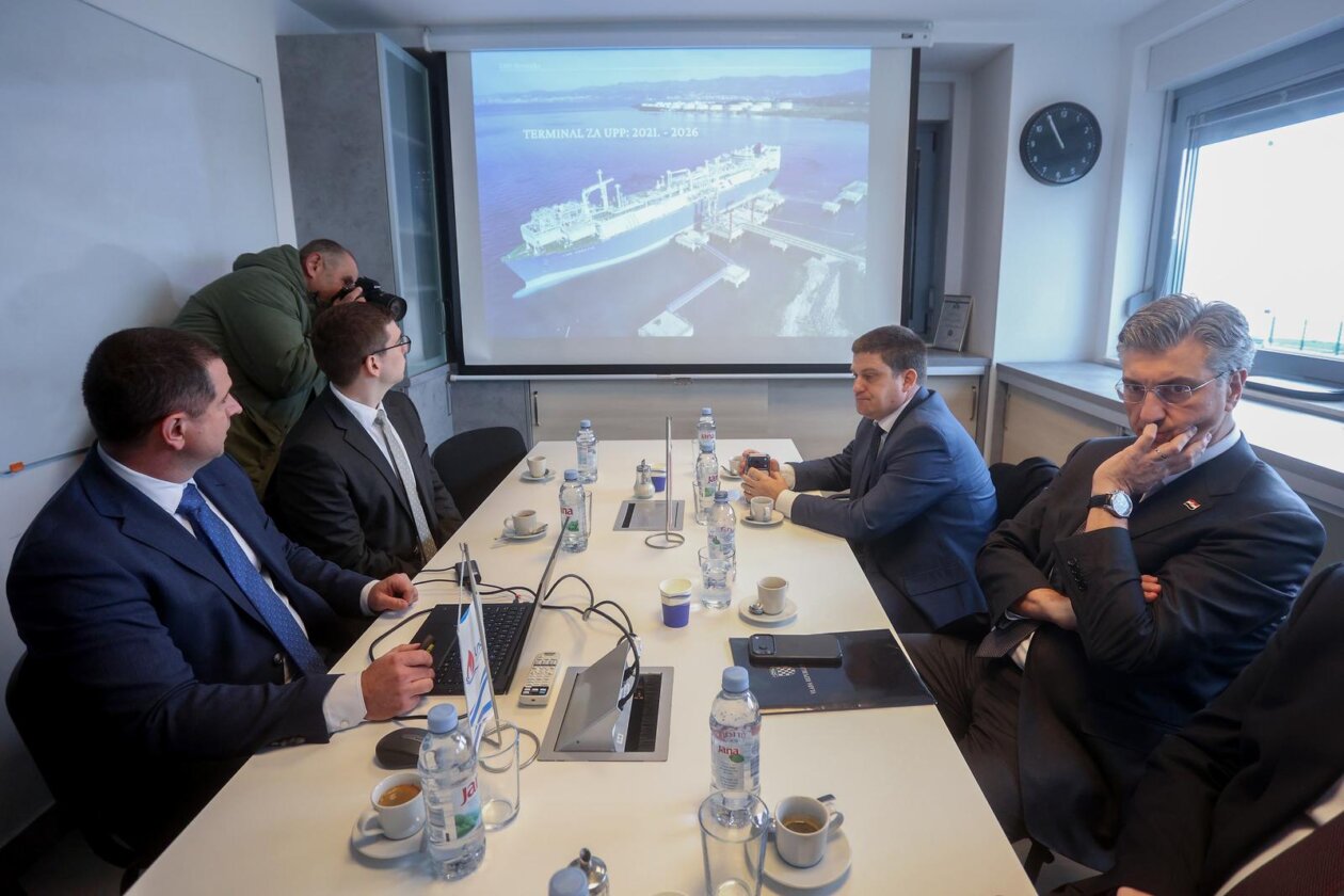 Premijer Plenković posjetio je LNG Terminal i JANAF Terminal Premijer Plenković posjetio je LNG Terminal i JANAF Terminal