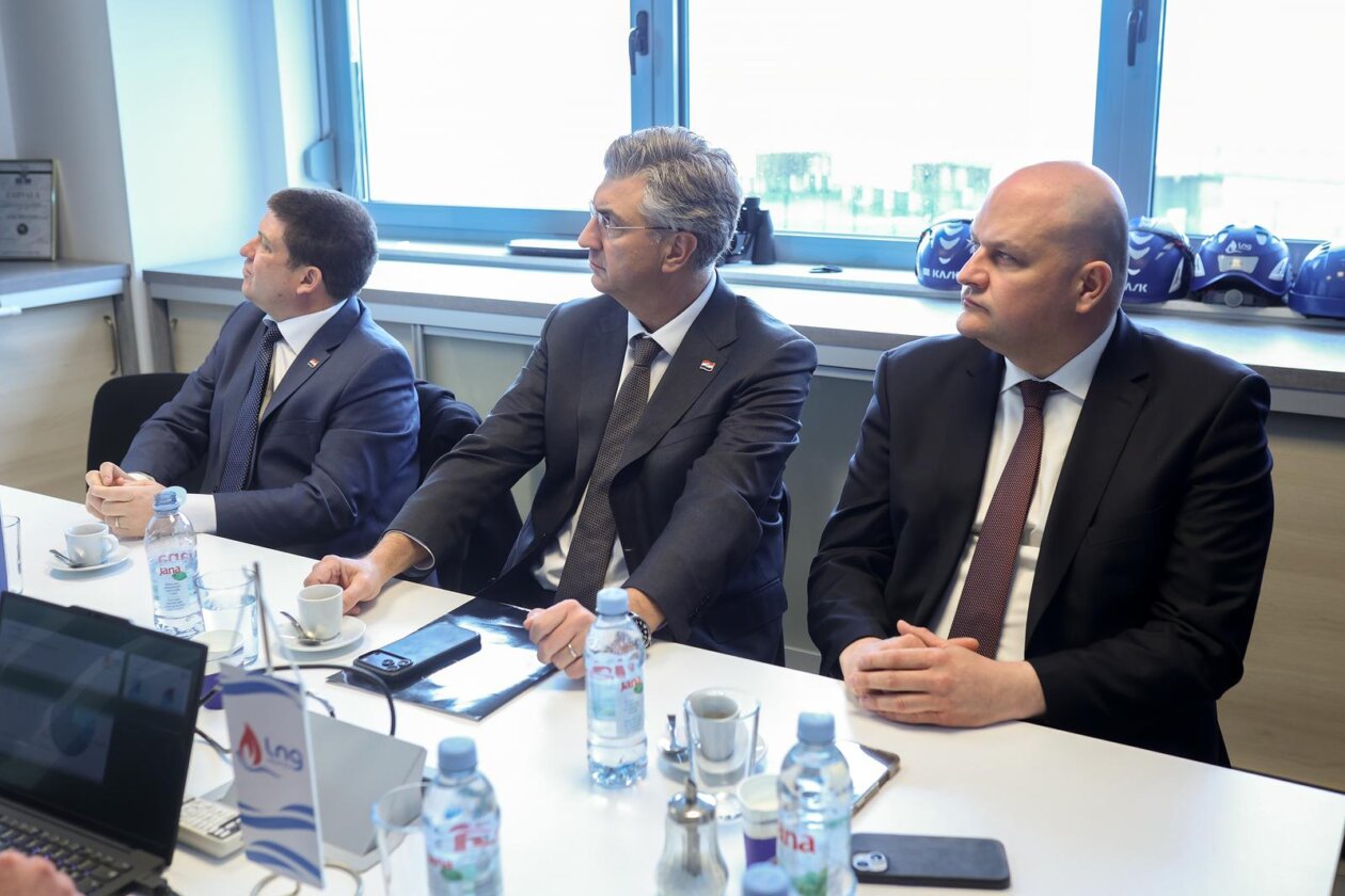 Premijer Plenković posjetio je LNG Terminal i JANAF Terminal Premijer Plenković posjetio je LNG Terminal i JANAF Terminal
