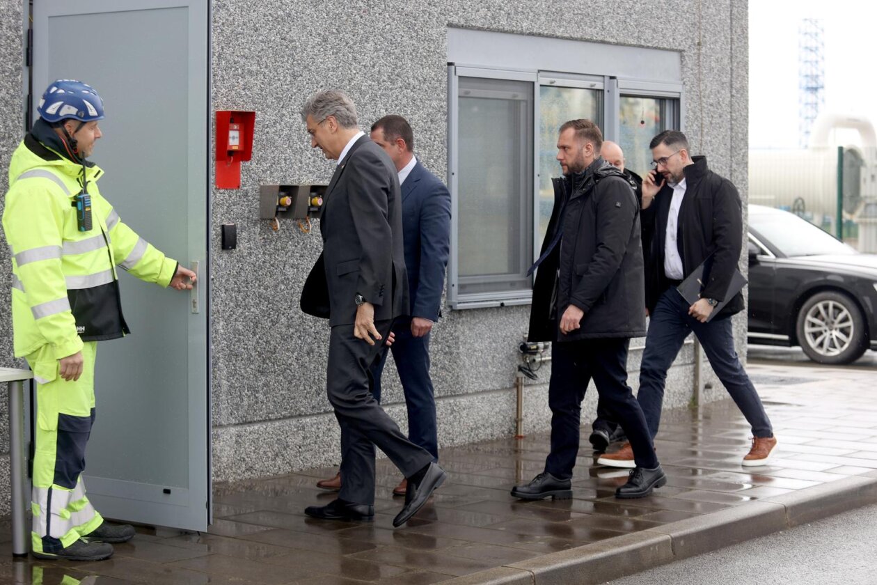 Premijer Plenković posjetio je LNG Terminal i JANAF Terminal Premijer Plenković posjetio je LNG Terminal i JANAF Terminal