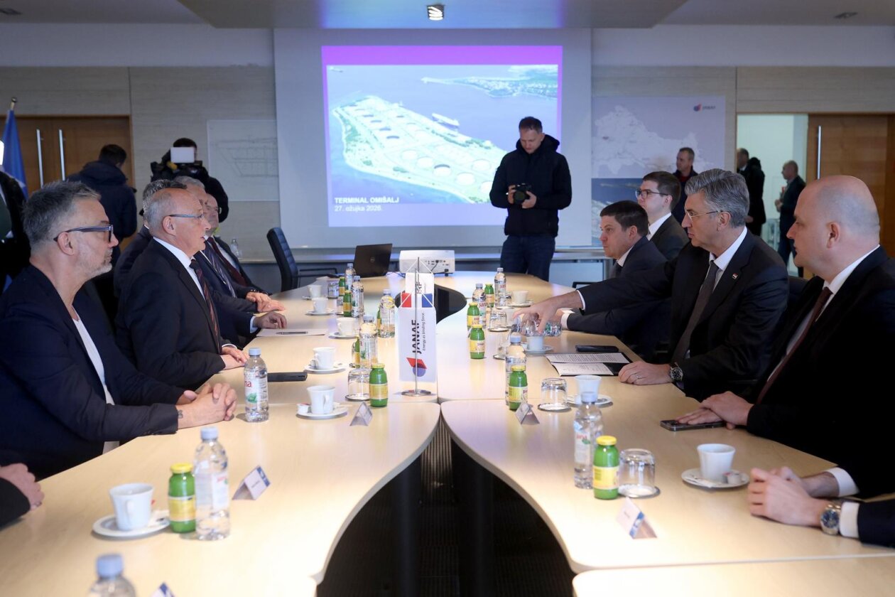Premijer Plenković posjetio je LNG Terminal i JANAF Terminal Premijer Plenković posjetio je LNG Terminal i JANAF Terminal