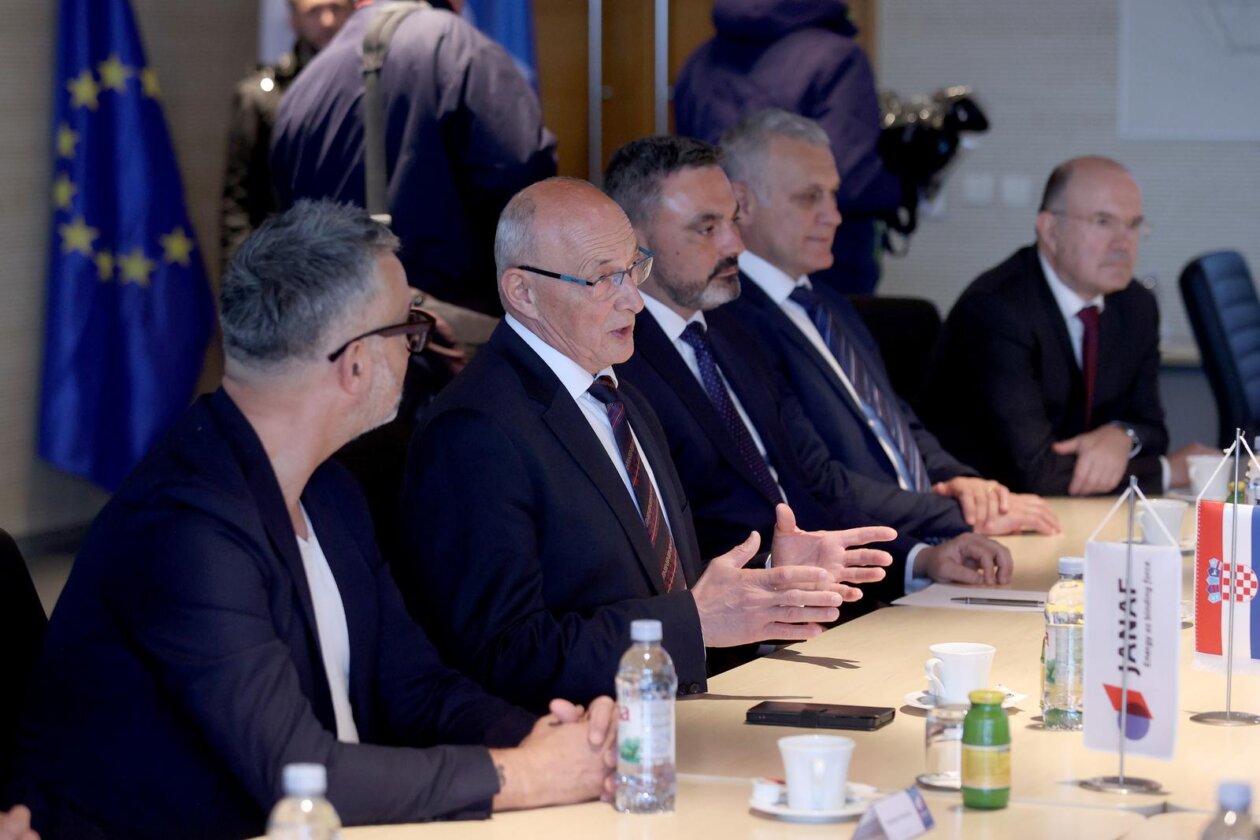 Premijer Plenković posjetio je LNG Terminal i JANAF Terminal Premijer Plenković posjetio je LNG Terminal i JANAF Terminal