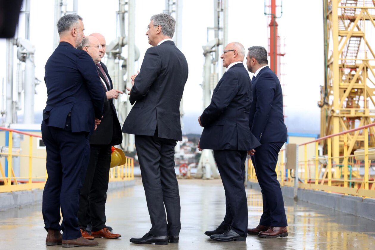 Premijer Plenković posjetio je LNG Terminal i JANAF Terminal Premijer Plenković posjetio je LNG Terminal i JANAF Terminal