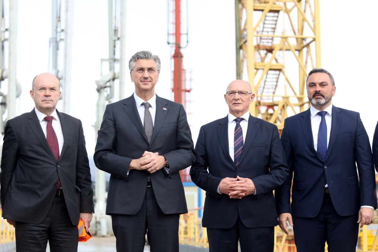 Premijer Plenković posjetio je LNG Terminal i JANAF Terminal Premijer Plenković posjetio je LNG Terminal i JANAF Terminal