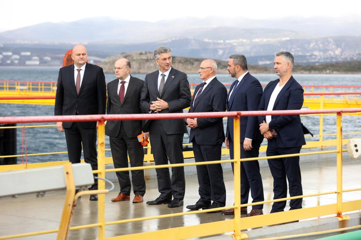 Premijer Plenković posjetio je LNG Terminal i JANAF Terminal Premijer Plenković posjetio je LNG Terminal i JANAF Terminal