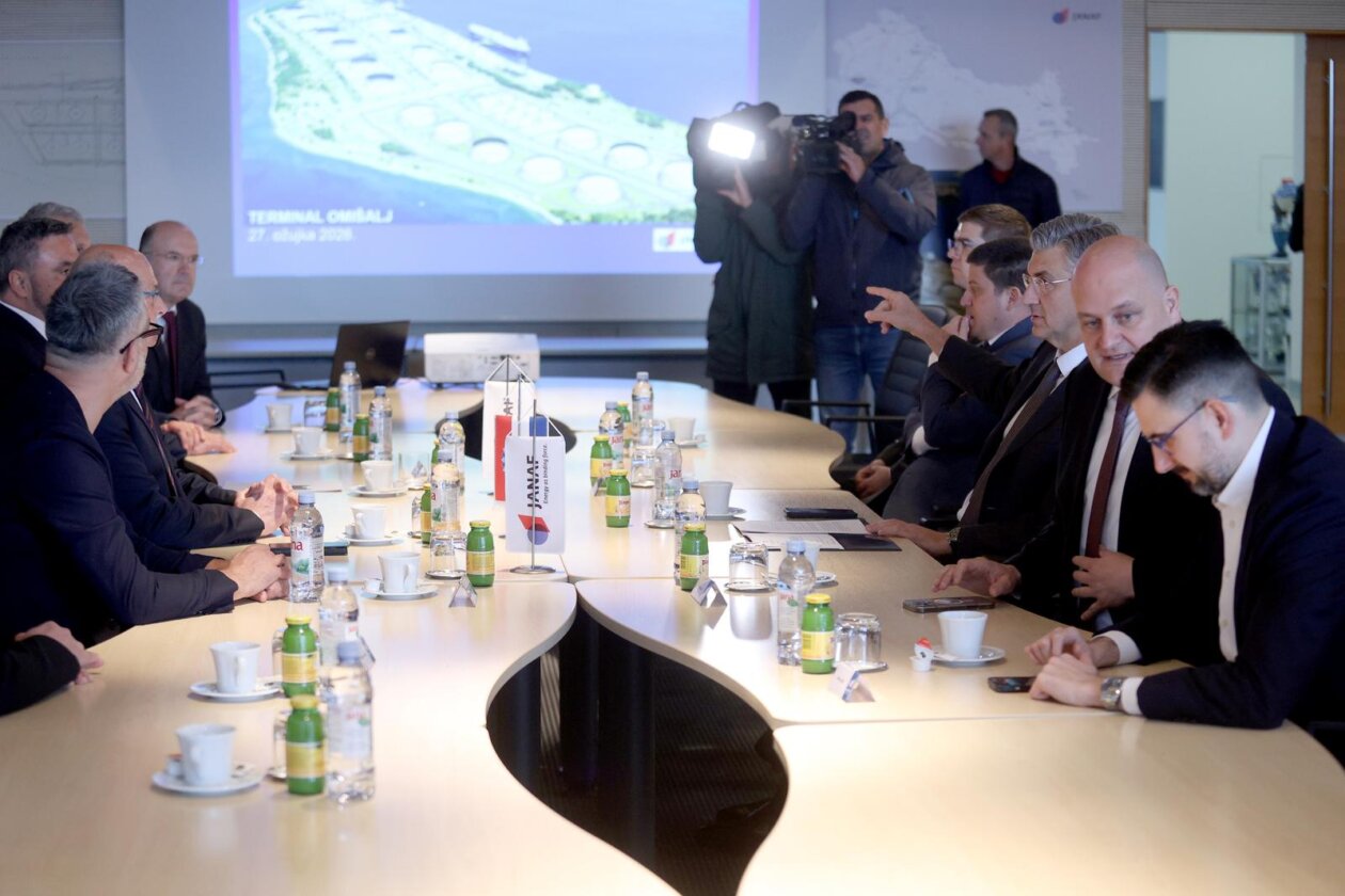 Premijer Plenković posjetio je LNG Terminal i JANAF Terminal Premijer Plenković posjetio je LNG Terminal i JANAF Terminal