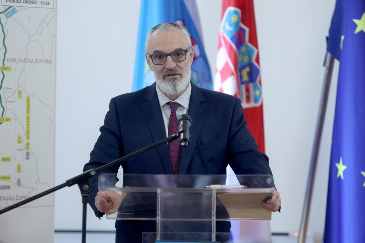 Premijer Plenković posjetio je LNG Terminal i JANAF Terminal Premijer Plenković posjetio je LNG Terminal i JANAF Terminal