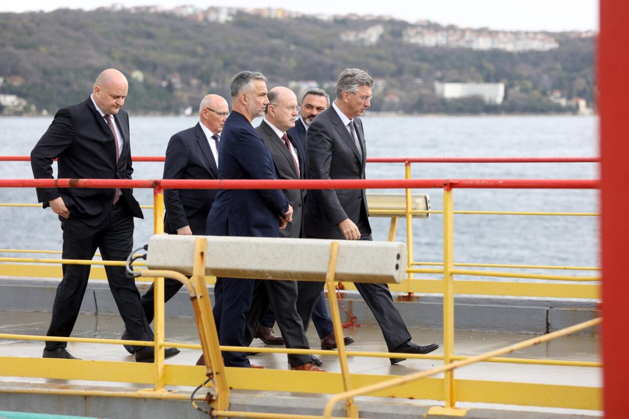 Premijer Plenković posjetio je LNG Terminal i JANAF Terminal Premijer Plenković posjetio je LNG Terminal i JANAF Terminal